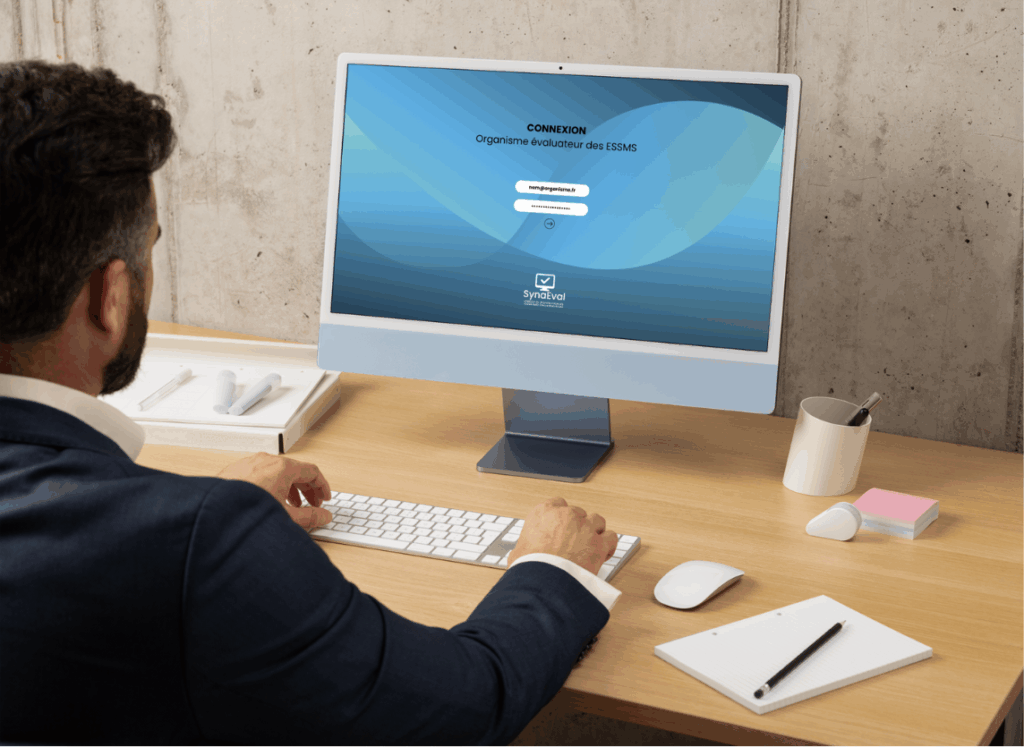 un homme consulte l'interface de SynaEval logiciel des organismes évaluateurs des ESSMS